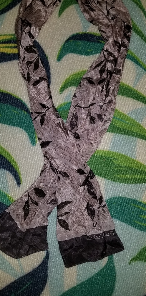 Perry Ellis Scarf leaf pattern - Picture 7 of 8